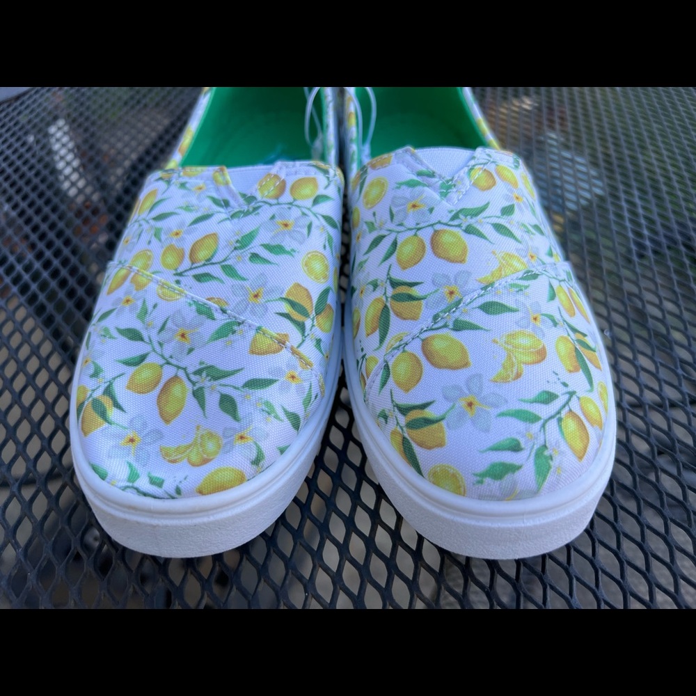 Tommy Bahama 🍋 Lemon Canvas Slip On Sneakers